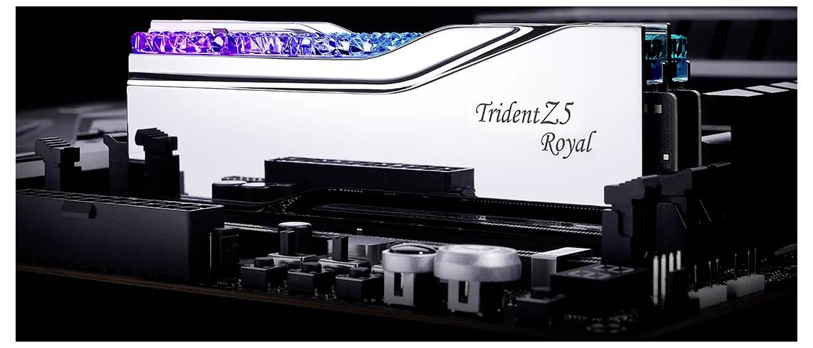 Speicherstick 'Trident Z5 Royal' auf einer Computerplatine, mit leuchtendem RGB-Licht an der Oberseite, zeigt futuristisches Design.