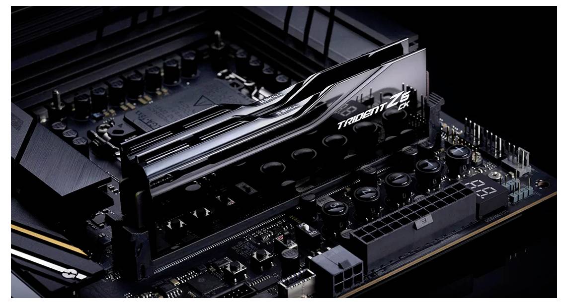 Ein RAM-Modul der Marke 'Trident Z5' ist auf einem Motherboard installiert. Die schwarze und silberne Ästhetik wirkt modern und hochwertig.