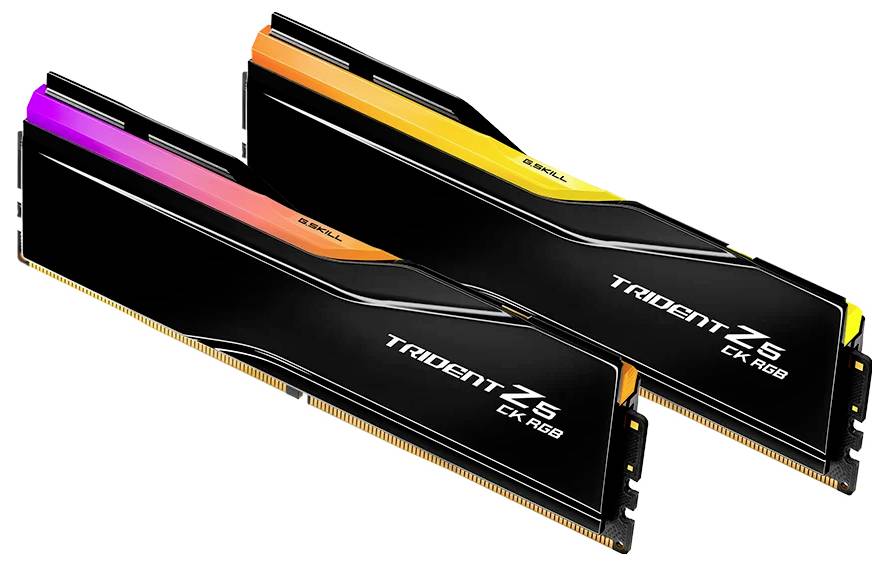 Zwei RAM-Module der Marke Trident Z5 mit RGB-Beleuchtung, gestaltet in Schwarz mit auffälligen farbigen Akzenten entlang der Oberseiten.