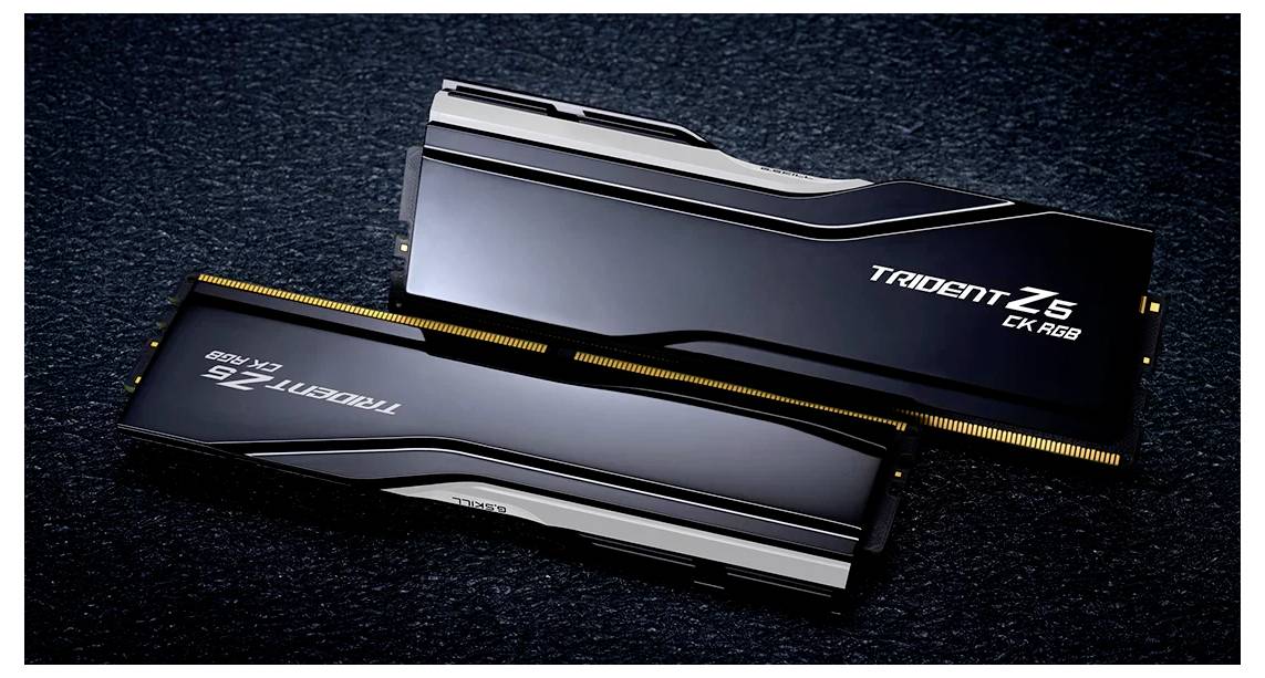 Zwei schwarze RAM-Module der Marke 'Trident Z5', auf dunklem Hintergrund liegend, zeigen minimalistische und elegante Designs.