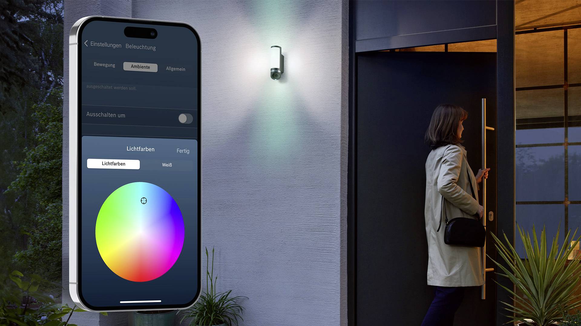 Eine Frau öffnet ihre Haustür, während auf einem Smartphone die Steuerung einer Außenbeleuchtung durch eine Farbpalette gezeigt wird.