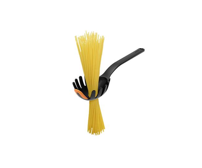 Schwarzer Spaghettilöffel hält ein Bündel ungekochter Spaghetti; die Löffelform hat Zinken, die die Nudeln leicht greifen können.