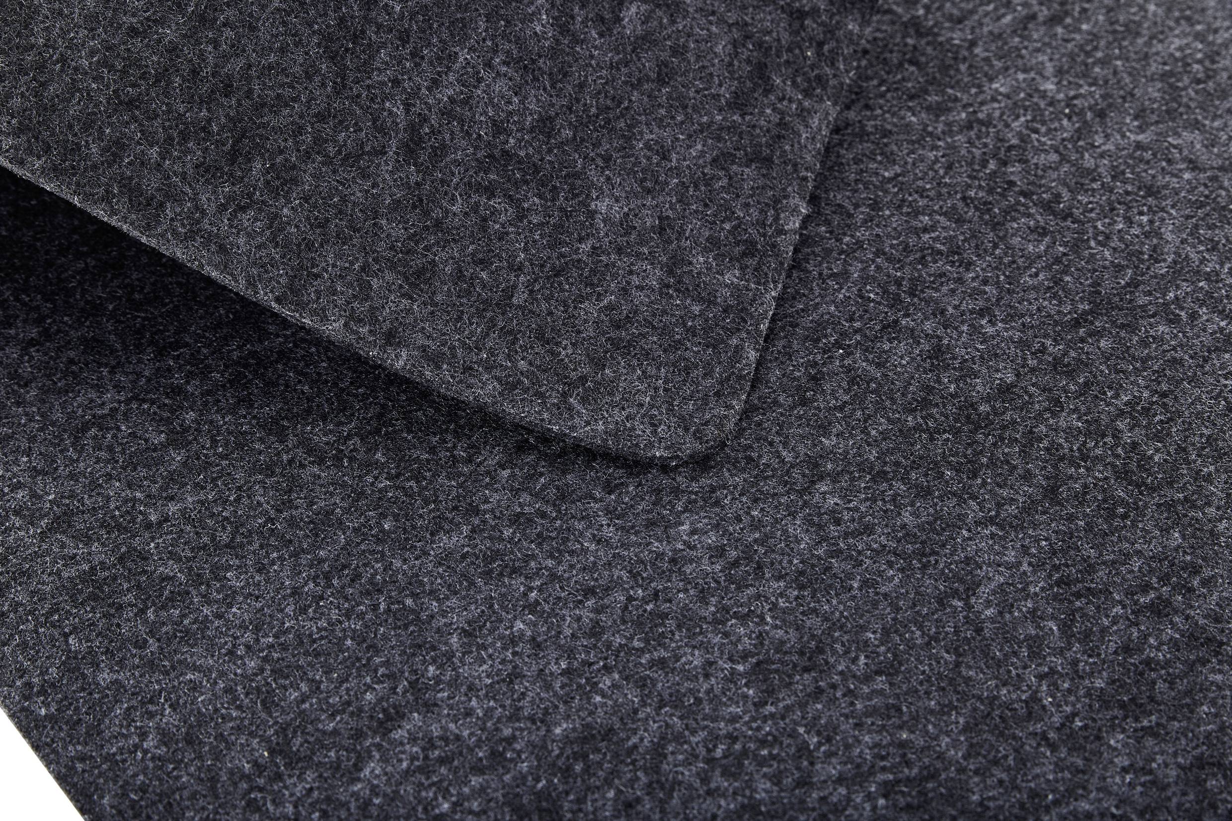 Nahaufnahme von grauem, filzartigem Material in Lagen.