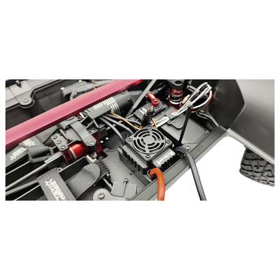 Nahaufnahme eines ferngesteuerten Autos zeigt Detail der Elektronik und Motorsteuerteile, Kabel und Verbindungen sind sichtbar.