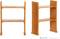 Zwei orange Kunststoffregale in Miniaturgröße. Links zweiseitig offen, rechts mit dekorativem Emblem an einer Seitenwand.