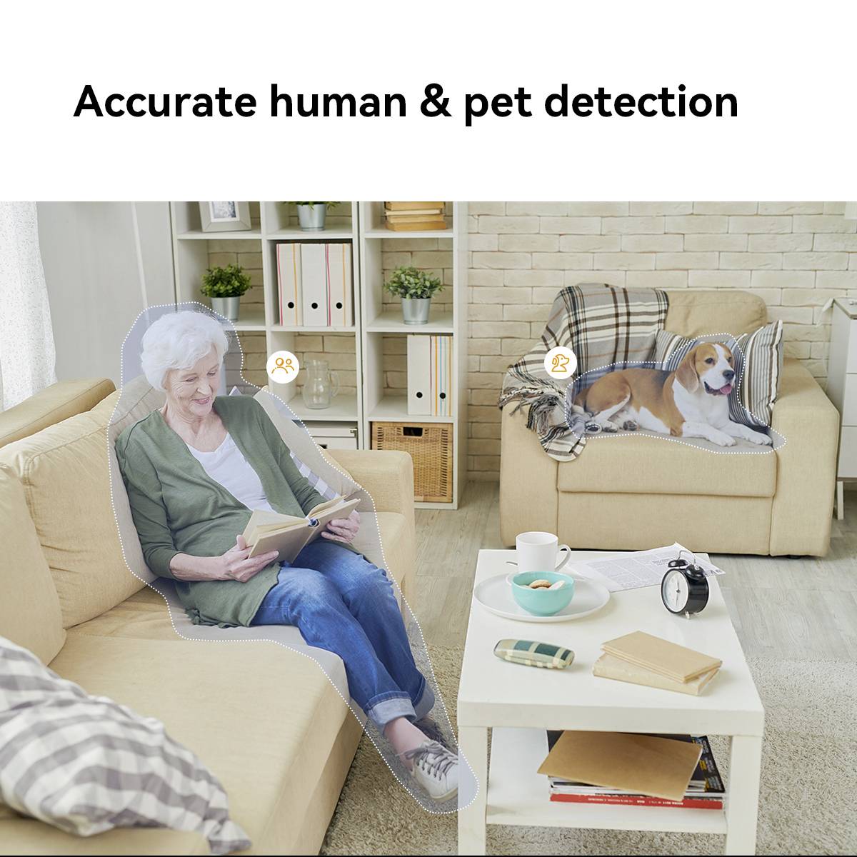 Eine ältere Frau sitzt entspannt auf einem Sofa und liest, während ein Hund friedlich auf einem Sessel liegt. Text: "Accurate human & pet detection".