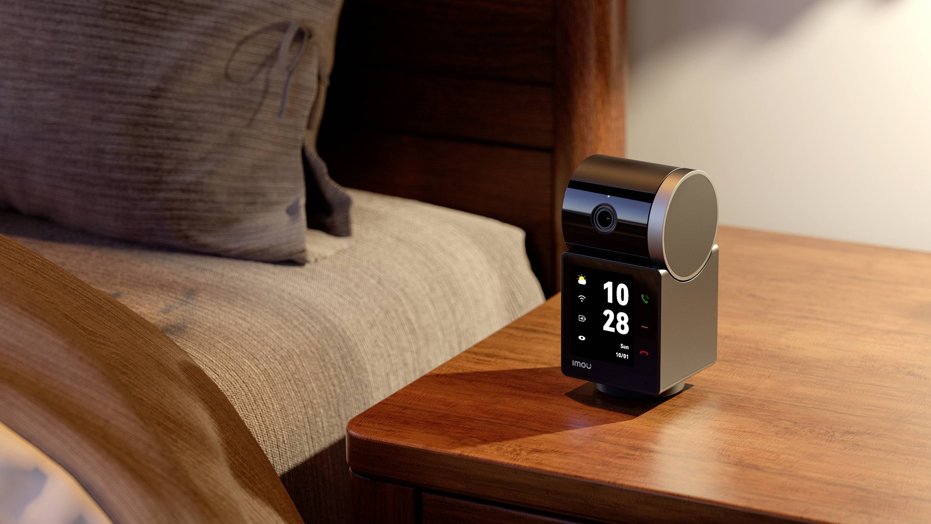 Eine moderne Tischuhr mit digitaler Anzeige steht auf einem Nachttisch neben einem Bett. Sie zeigt die Uhrzeit 10:28 an.