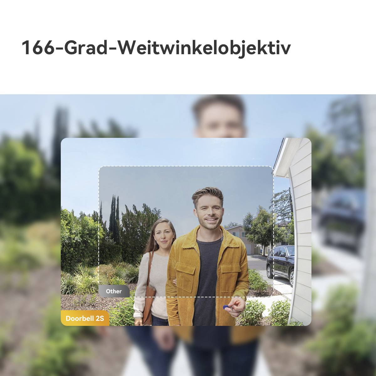 Ein Mann und eine Frau stehen nebeneinander im Garten. Die Kamera zeigt die Weitwinkelansicht des Doorbell 2S mit 166 Grad.