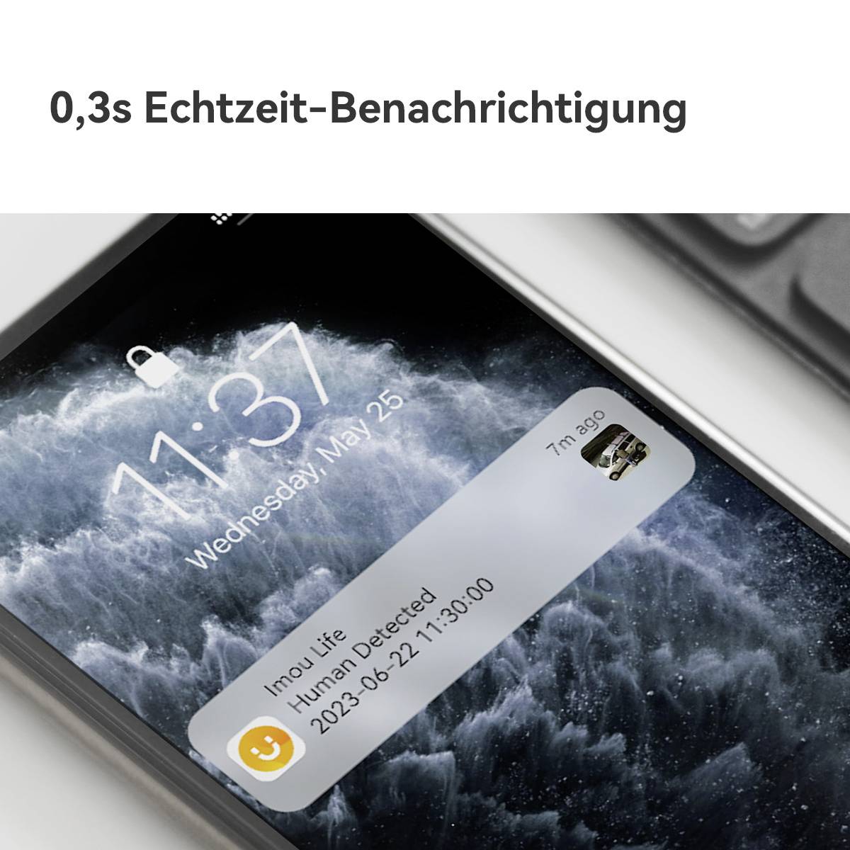 'Smartphone zeigt eine Benachrichtigung: Imou Life hat eine Person um 13:00 erkannt. Uhrzeit auf dem Bildschirm: 11:37, Mittwoch, 25. Mai.'