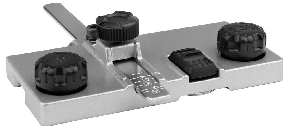 Ein Metallmaschinenbestandteil mit zwei schwarzen Knöpfen und einem Hebel, versehen mit Messskalen und einer beweglichen Komponente in der Mitte.