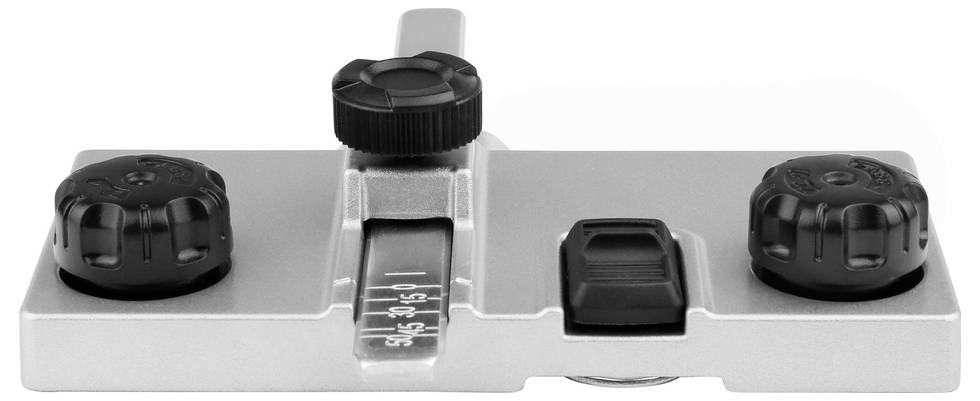 Ein Metallinstrument mit verstellbaren schwarzen Knöpfen und einem Messschieber, verwendet für präzise Ausrichtungen oder Kalibrierungen.