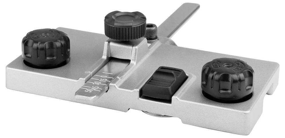 Ein Metallinstrument mit Knöpfen und Messmarkierungen, wahrscheinlich verwendet für Präzisionseinstellungen oder Ausrichtung.