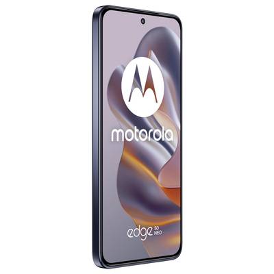 Smartphone Motorola Edge 50 Neo mit großem Display und abgerundeten Ecken, vertikal aufgestellt. Auf dem Bildschirm Logo und Name des Herstellers.
