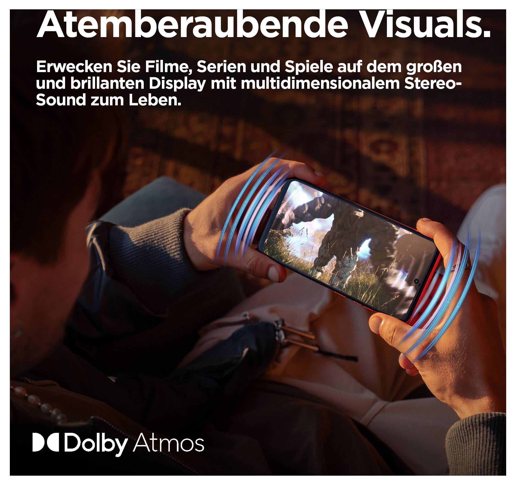 Seitenansicht eines Smartphones mit einer "Dolby Atmos"-Beschriftung, die die Audioverbesserungsfunktion hervorhebt, mit einem sichtbaren Objektiv der Kamera oben.