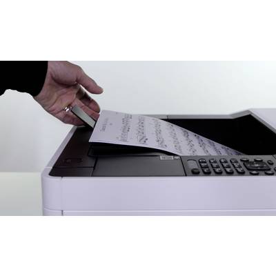Eine Hand hält einen USB-Stick über einen Drucker, während ein Blatt mit Musiknoten aus dem Drucker herausragt.