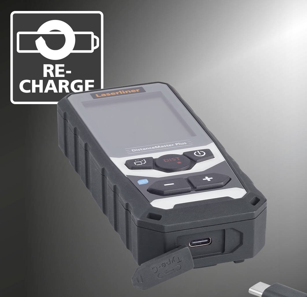Laser-Entfernungsmesser mit USB-C-Buchse zur Wiederaufladung, im Hintergrund ein Auflade-Symbol mit dem Text 'RE-CHARGE'.
