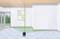 Ein Gerät projiziert einen grünen Laserstrahl in einem Raum, um rechtwinklige Linien an der Decke zu markieren.