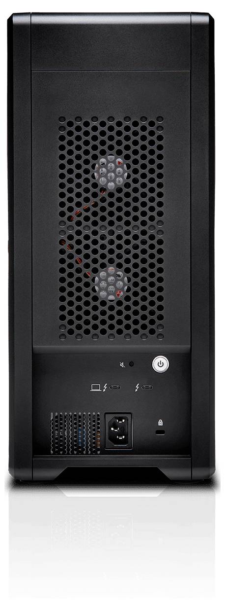 Ein schwarzes Computergehäuse von hinten, mit Lüftungsgitter, zwei Lüftern sichtbar. Unten sind Anschlüsse und ein Netzschalter.