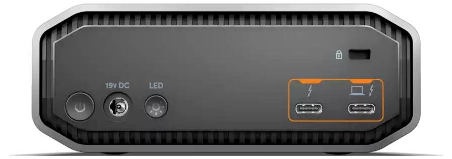 Rückseite eines externen Festplattengehäuses mit Anschlüssen: Stromversorgung, LED-Anzeige, zwei USB-C-Ports, Schloss-Symbol.