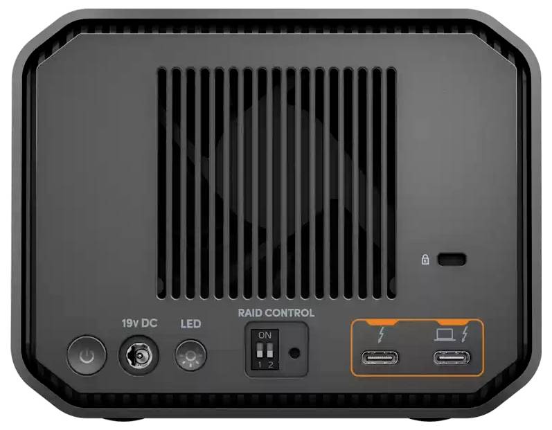 Ein schwarzes Elektronikgerät mit Lüftungsschlitzen, zwei Thunderbolt-Anschlüssen, einem LED-Anschluss und einem Schalter zur RAID-Steuerung.