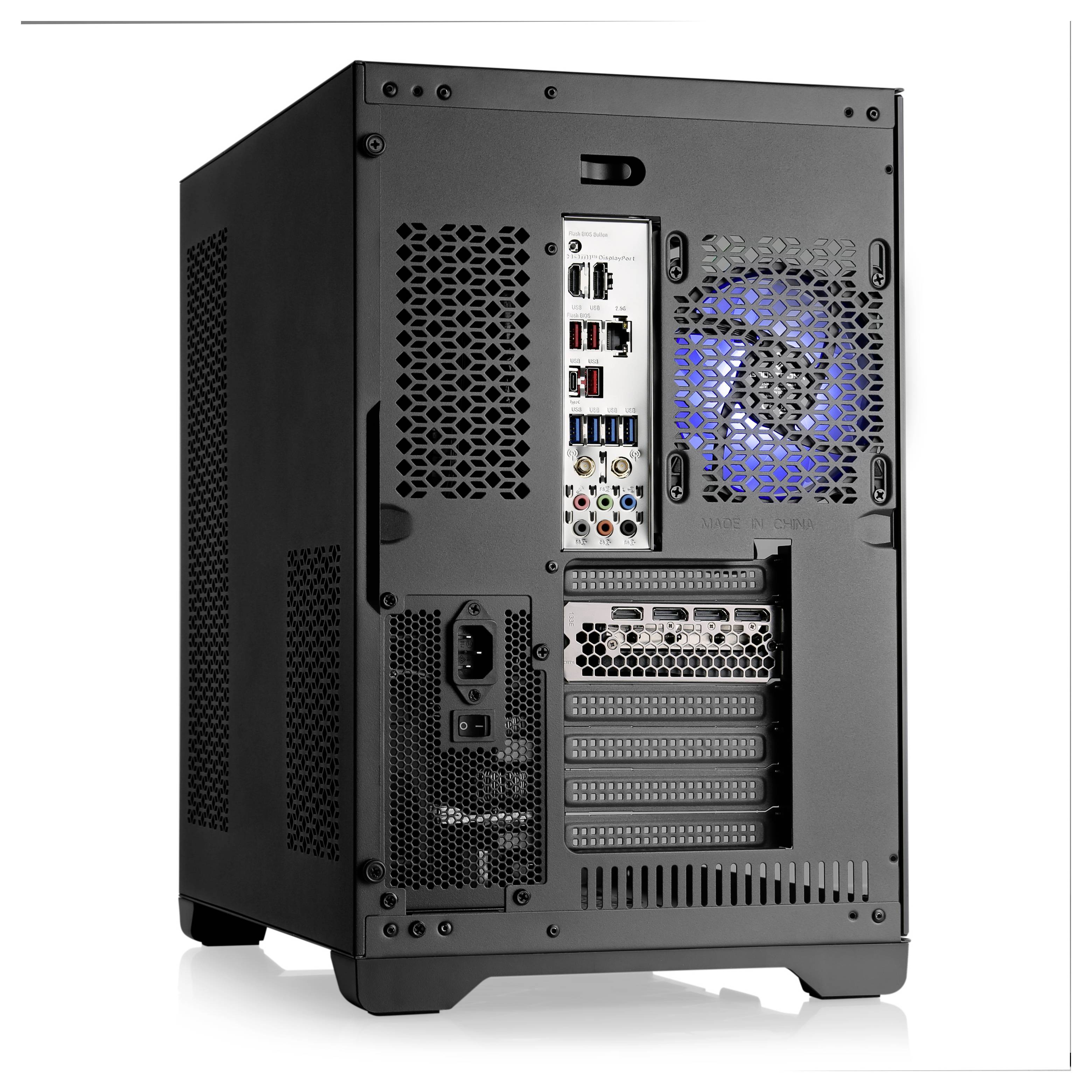 'Rechner-Rückseite mit Anschlüssen, Lüfter und Gehäusegitter.'