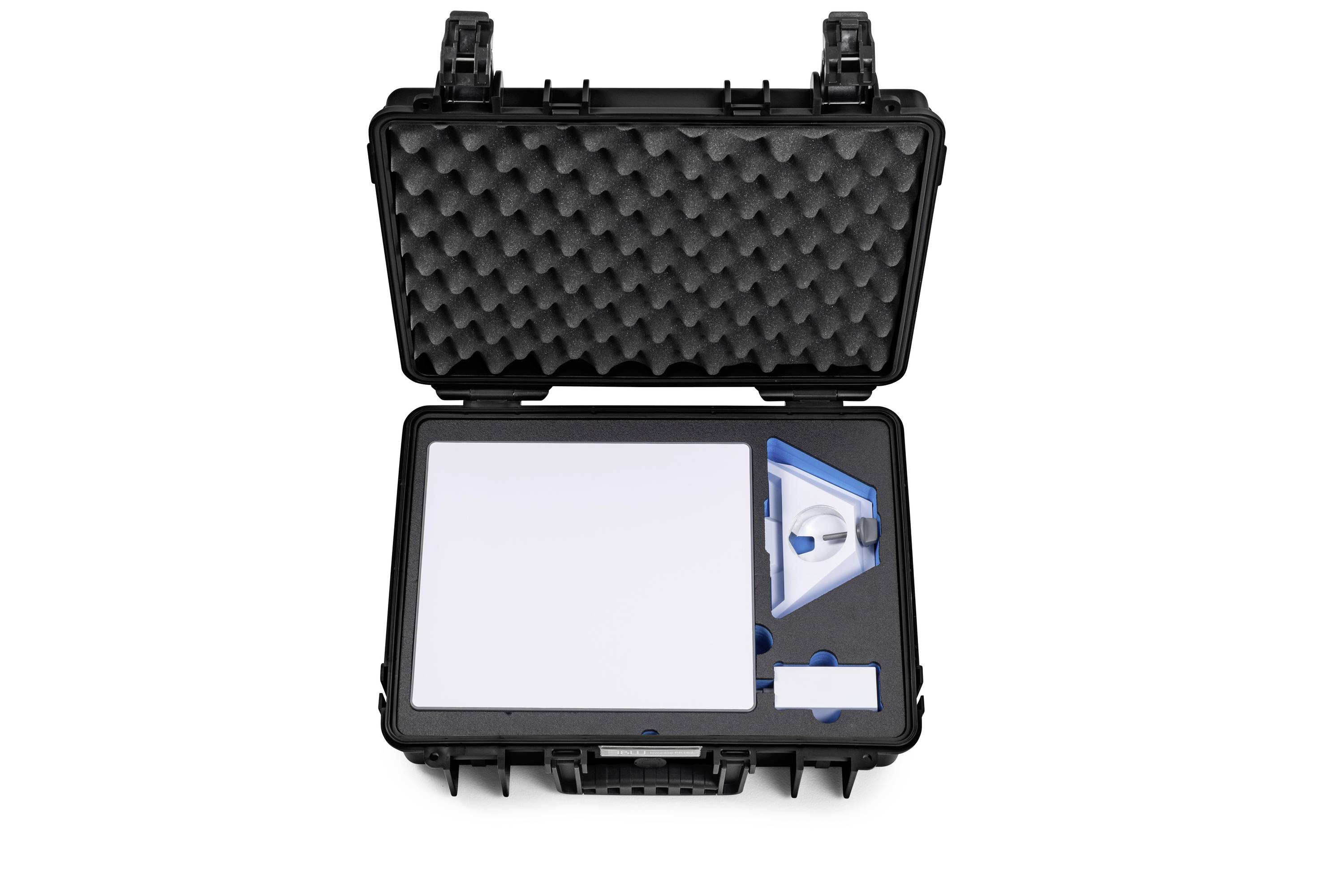 Ein schwarzer, offener Koffer mit Schaumstoffeinlage enthält eine weiße Tafel und blaue geometrische Werkzeuge.