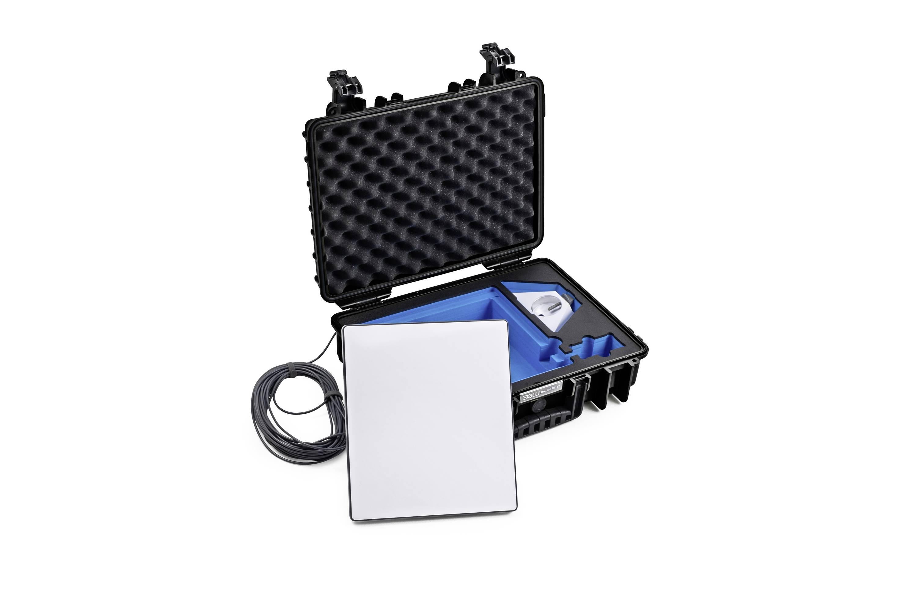 Geöffneter schwarzer Hartschalenkoffer mit Schaumstoffeinlage, darin ein Tablet, Kabel und Zubehör.