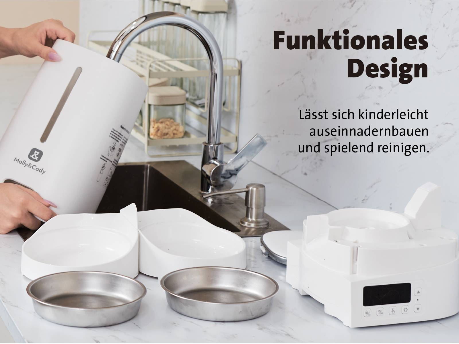 'Funktionales Design': Eine Person reinigt ein Küchengerät mit verschiedenen abnehmbaren Teilen neben einer Spüle.