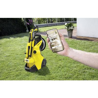 Smartphone zeigt Werbung für Hochdruckreiniger neben stehendem gelben Hochdruckreiniger auf Rasen.