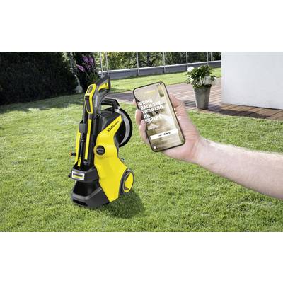 Ein gelber Hochdruckreiniger steht auf einem Rasen. Eine Hand hält ein Smartphone, darauf steht 'Bring Back the WOW Like an Expert'.