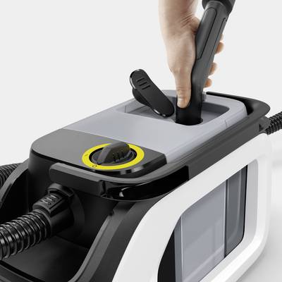Eine Hand hält den Griff eines Dampfreinigers mit einem Wasserbehälter. Ein Drehknopf zur Steuerung ist sichtbar.