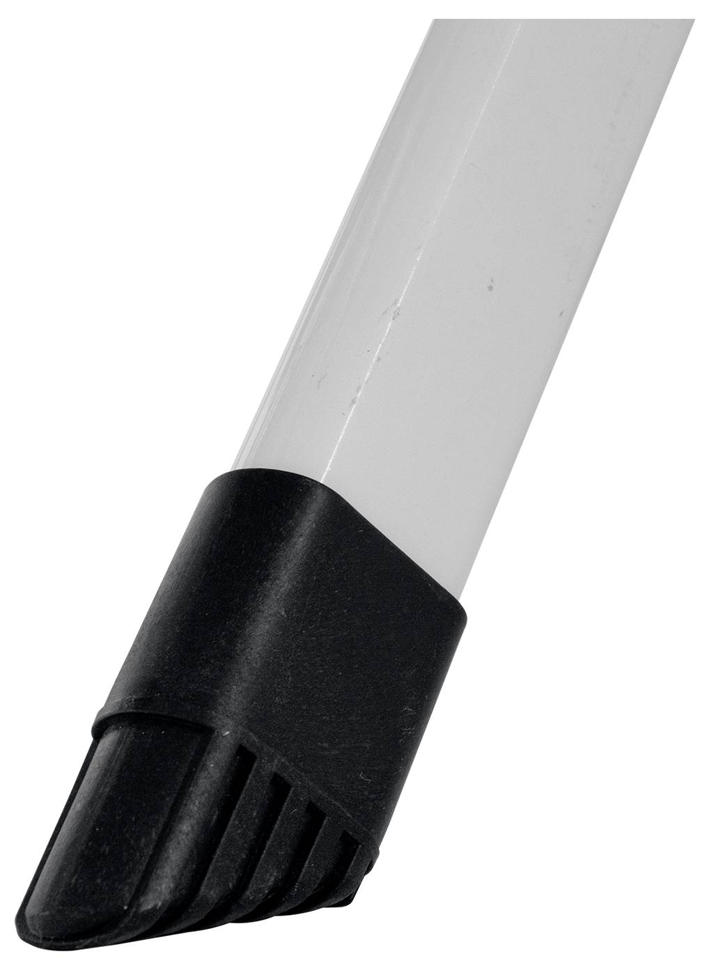 Ein weißer Stock endet in einer schwarzen, gerippten Kunststoffkappe, vermutlich für Stabilität oder Schutz.