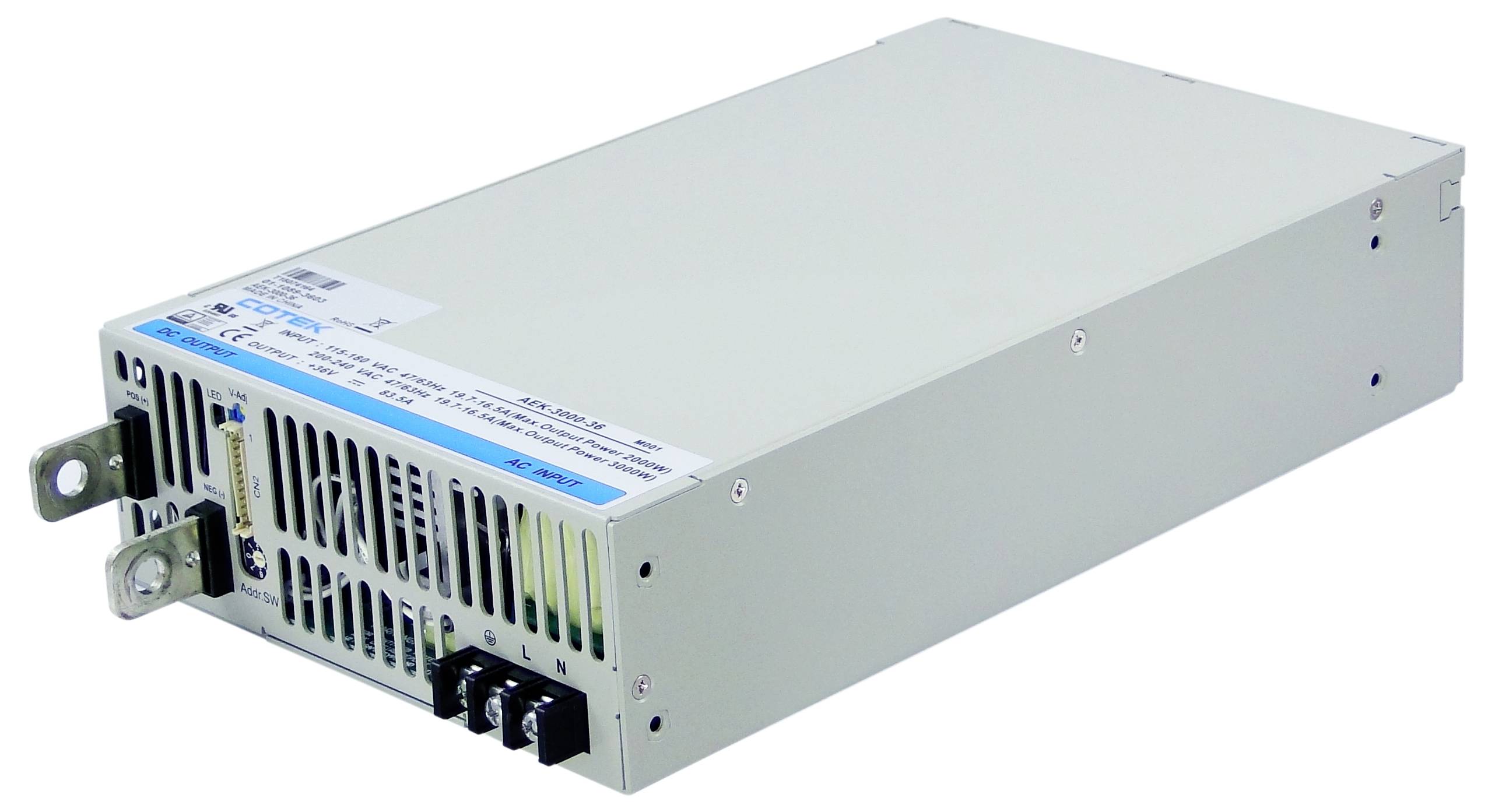 Ein rechteckiges, metallisches Netzteil mit Lüftungsschlitzen und elektrischen Anschlüssen auf der Vorderseite.