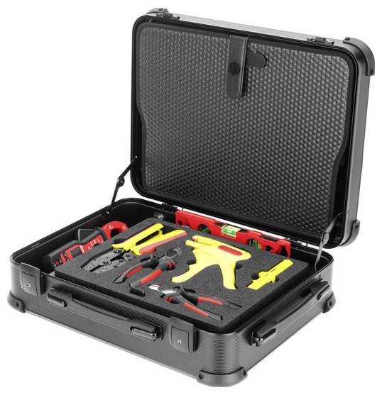 Ein offener schwarzer Werkzeugkoffer zeigt eine Auswahl an gelben und roten Handwerkzeugen, geordnet und einsatzbereit.