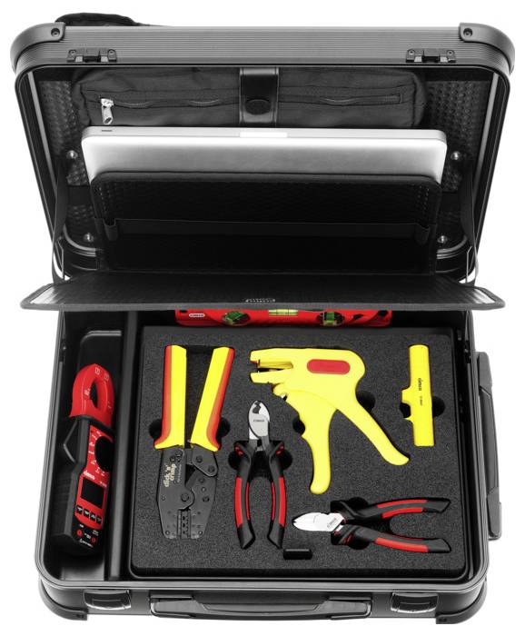 Ein geöffneter Werkzeugkoffer mit verschiedenen Handwerkzeugen, darunter Elektromesser, Zangen und Schraubendreher, sauber eingeordnet.