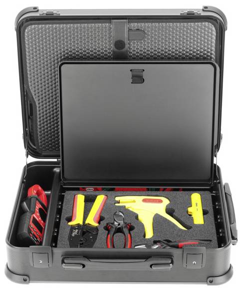 Ein offener Werkzeugkoffer mit verschiedenen Werkzeugen, darunter Zangen und Drahtschneider, ordentlich in Schaumstoffeinsätzen angeordnet.