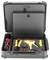 Ein offener Werkzeugkoffer mit verschiedenen Werkzeugen, darunter Zangen und Drahtschneider, ordentlich in Schaumstoffeinsätzen angeordnet.