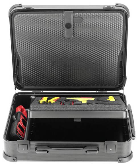 'Schwarzer offener Koffer mit Schaumstoffeinlage, darin eine gelbe Wasserpistole und ein rotes Spielzeugauto.'