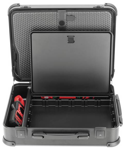 Offener Koffer mit Werkzeugfächern und Laptop-Stand, zeigt eine ordentliche Anordnung von Werkzeugen und einen Platz für den Laptop.