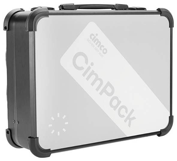 Ein schwarzer Hartschalenkoffer mit abgerundeten Ecken, auf dem der Schriftzug 'CimPack' in Weiß steht.