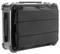 Ein schwarzer Hartschalenkoffer mit einer gepolsterten Abdeckung auf einer Seite, Griffen und Rollen für den Transport.