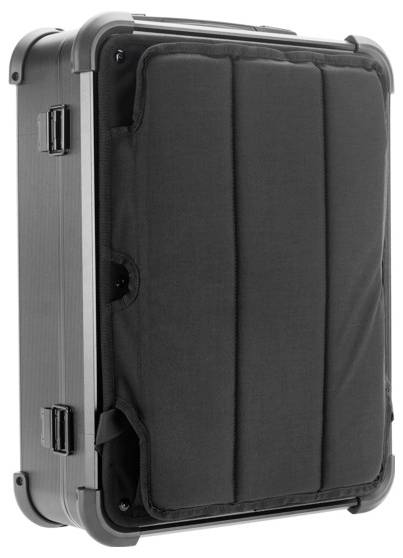 Ein schwarzer, gepolsterter Hartschalenkoffer mit verstärkten Ecken und seitlichen Verschlüssen, aufrecht stehend.