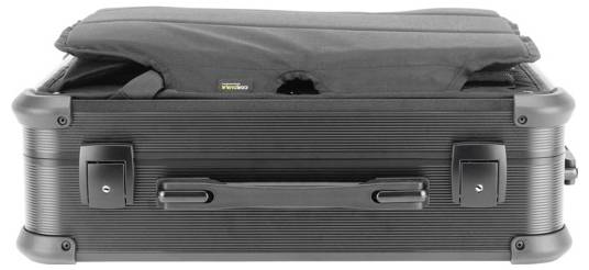 Ein schwarzer, robuster Koffer liegt flach mit geöffnetem Deckel, zeigt Innenpolsterung und zwei seitliche Schlösser.