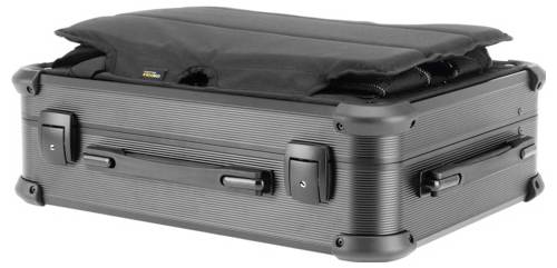 Ein schwarzer, rechteckiger Hartschalenkoffer mit stabilen Ecken, zwei Griffen und Teleskoptragegriff, auf einem hellen Hintergrund.