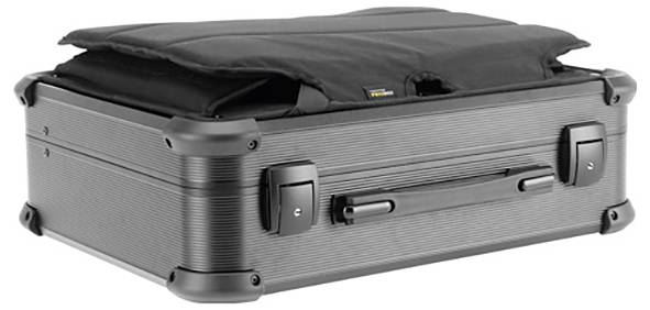 Ein schwarzer Hartschalenkoffer mit seitlichem Griff, teilweise geöffnet und zeigt ein gepolstertes Innenfutter.