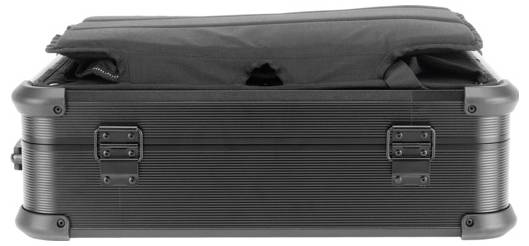 Ein geschlossener, schwarzer Koffer mit texturiertem Äußeren und verstärkten Ecken, liegt flach auf einer Oberfläche.