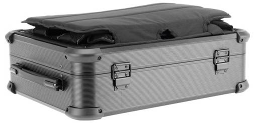 Schwarzer Aluminiumkoffer mit abgerundeten Ecken, geschlossen und mit einem Tragegriff an der Seite.