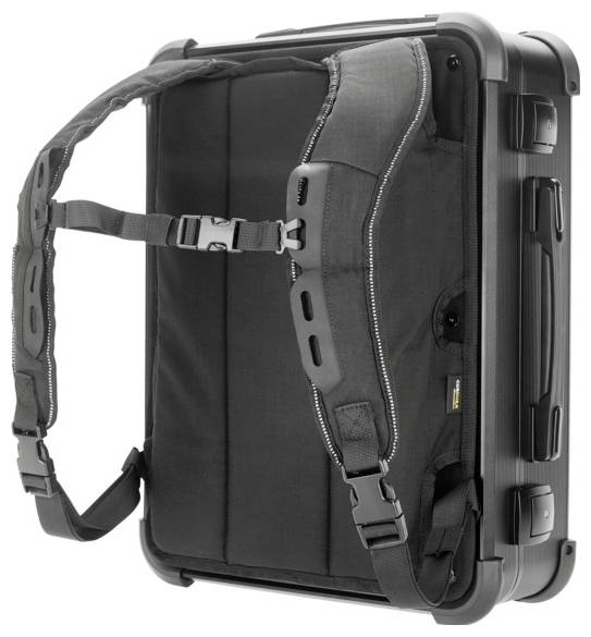 Schwarzer Koffer mit integrierten Rucksackgurten und Schnallen, seitlich liegend.