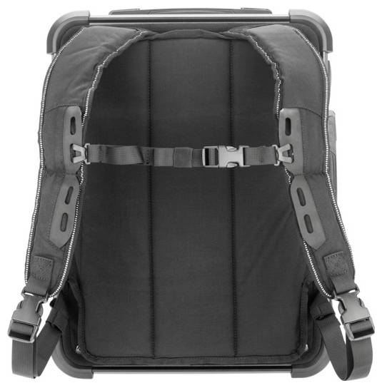 Schwarzer Rucksack mit gepolsterten Rücken- und Schultergurten, Brustgurt mit Schnalle, Reißverschlüssen an den Seiten.