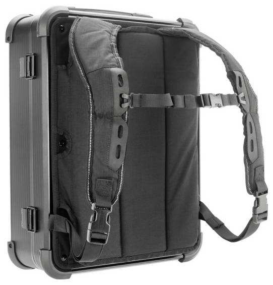 Ein schwarzer Koffer mit gepolsterten Rucksackgurten und Schnallen an der Rückseite, die es ermöglichen, ihn als Rucksack zu tragen.